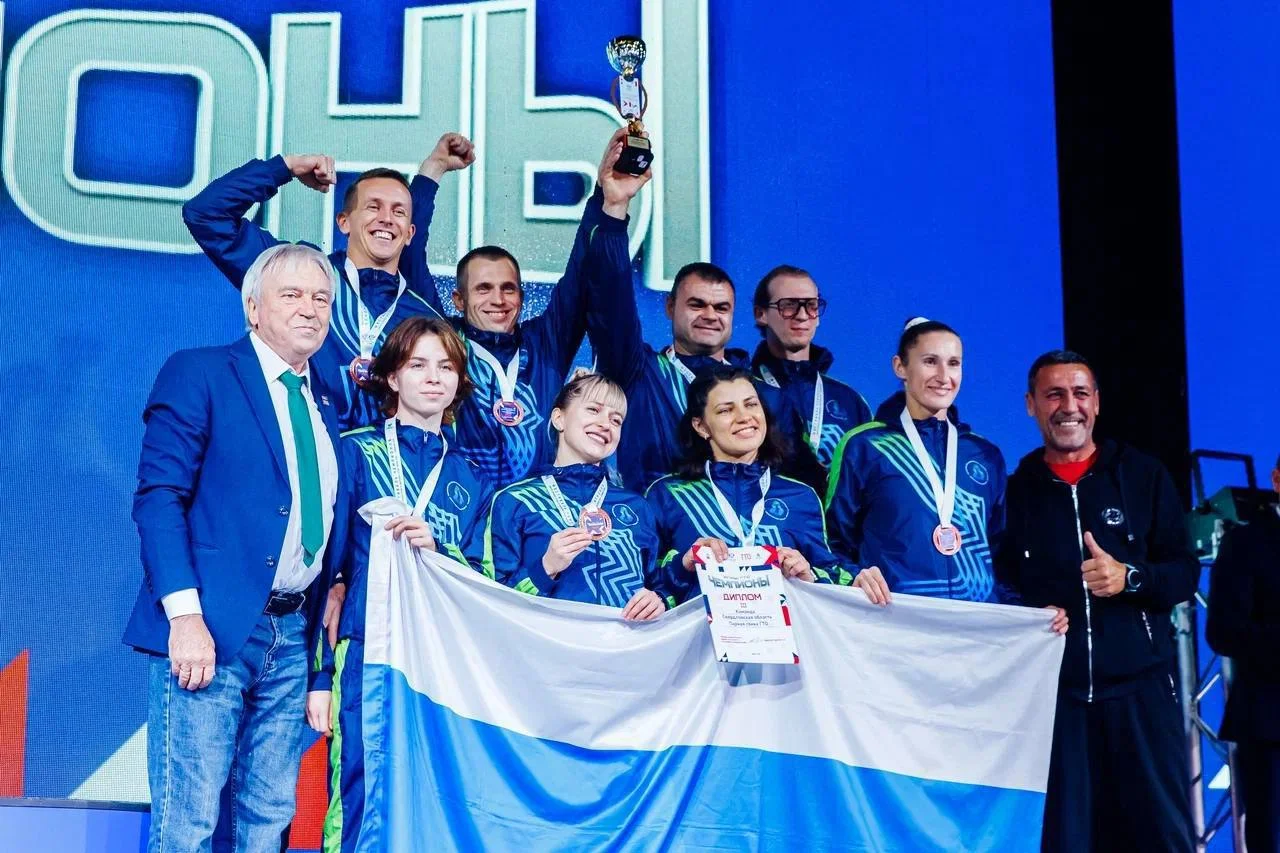 Спортсмены на испытаниях комплекса ГТО на спортивной площадке