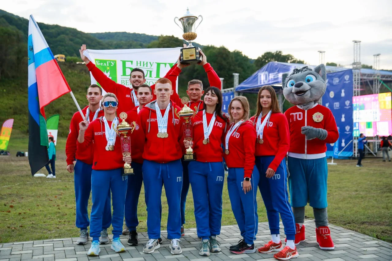 Участники комплекса ГТО во время общей разминки