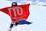 Спортсменка из Златоуста Ксения Пак установила флаг ГТО на Пике Ленина!